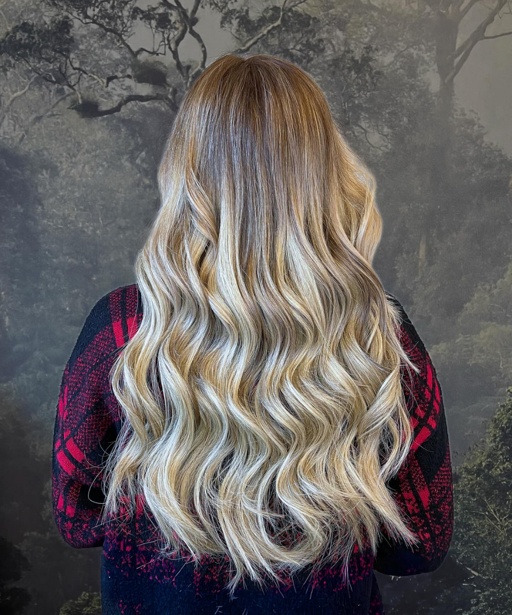 Multi-tonal blonde with long flowing waves